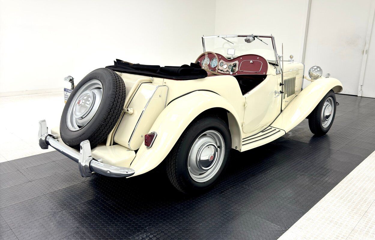 MG-T-Series-Cabriolet-1950-White-Red-4670-7