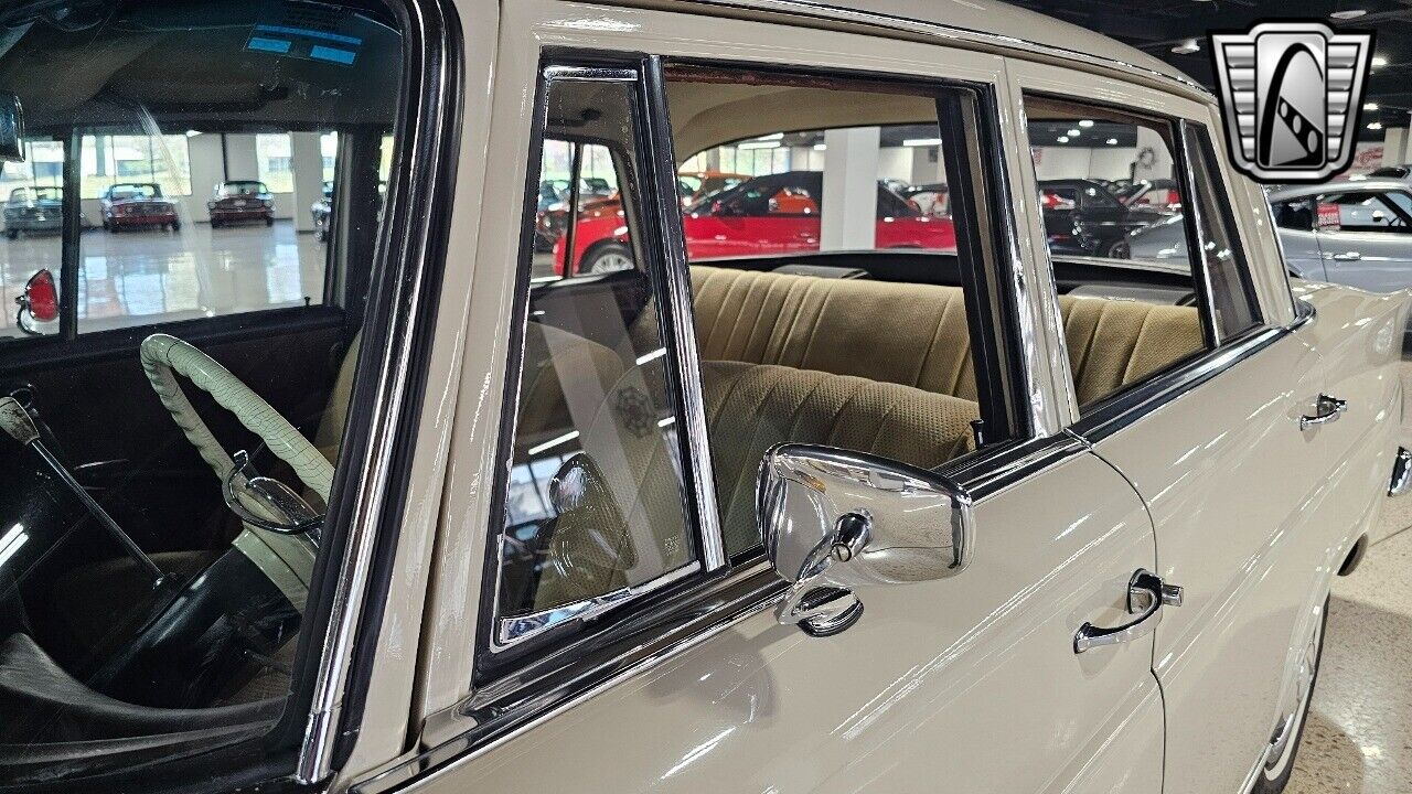 Mercedes-Benz-190-Berline-1965-Beige-Tan-90675-10