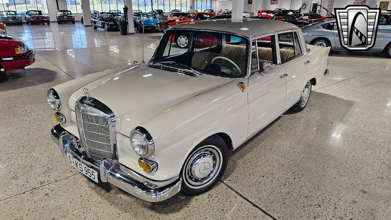 Mercedes-Benz-190-Berline-1965-Beige-Tan-90675-2