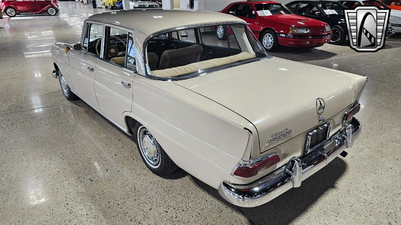 Mercedes-Benz-190-Berline-1965-Beige-Tan-90675-3