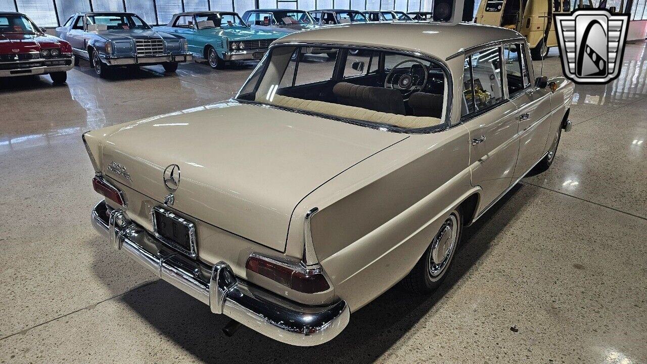 Mercedes-Benz-190-Berline-1965-Beige-Tan-90675-4