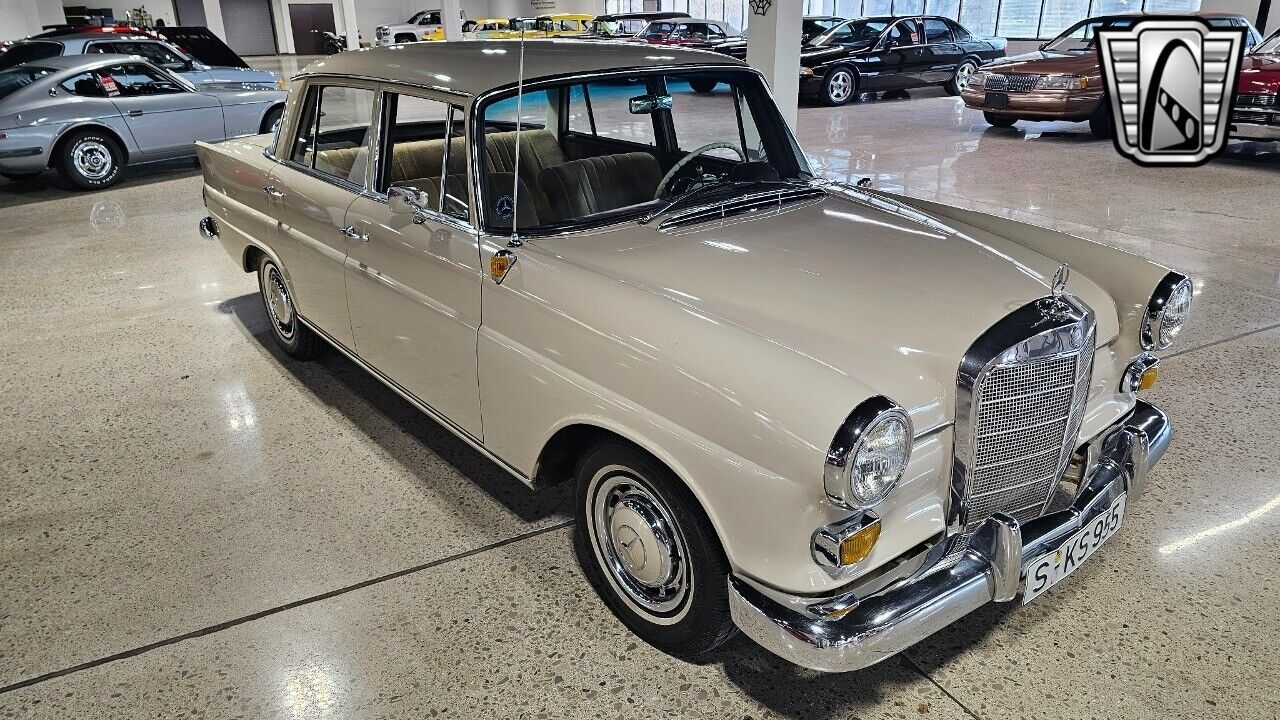 Mercedes-Benz-190-Berline-1965-Beige-Tan-90675-5