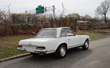 Mercedes-Benz-200-Series-1965-White-Red-0-4