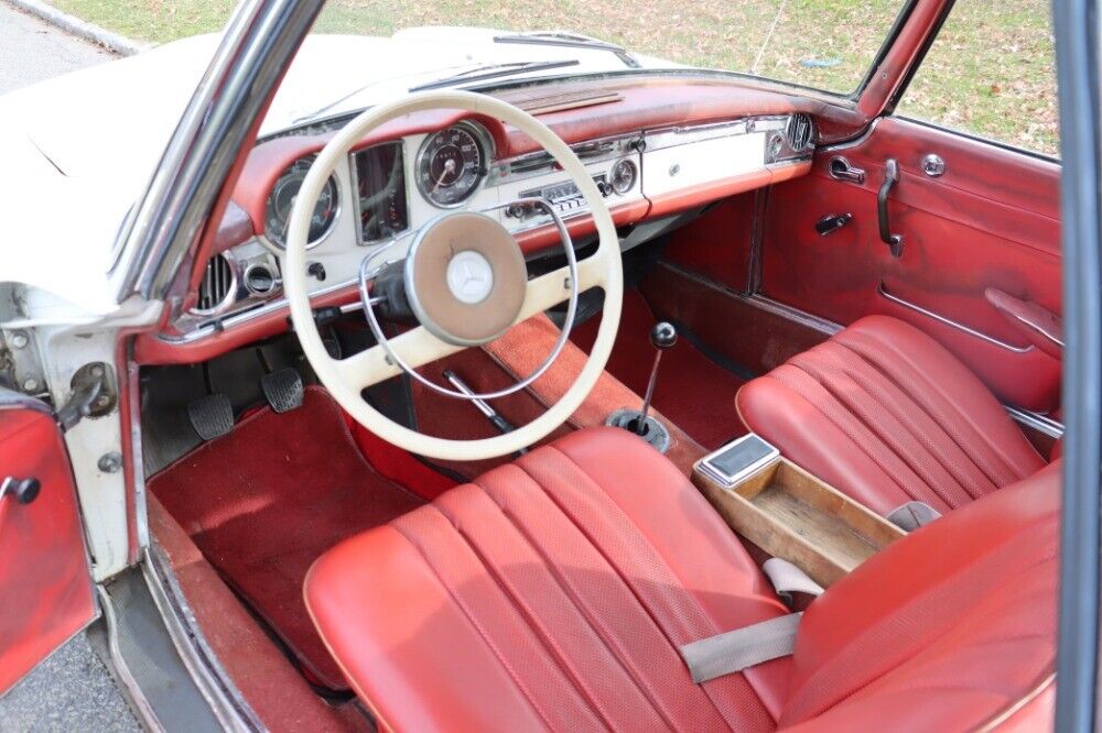 Mercedes-Benz-200-Series-1965-White-Red-0-6