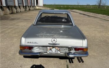 Mercedes-Benz-200-Series-1966-76796-6