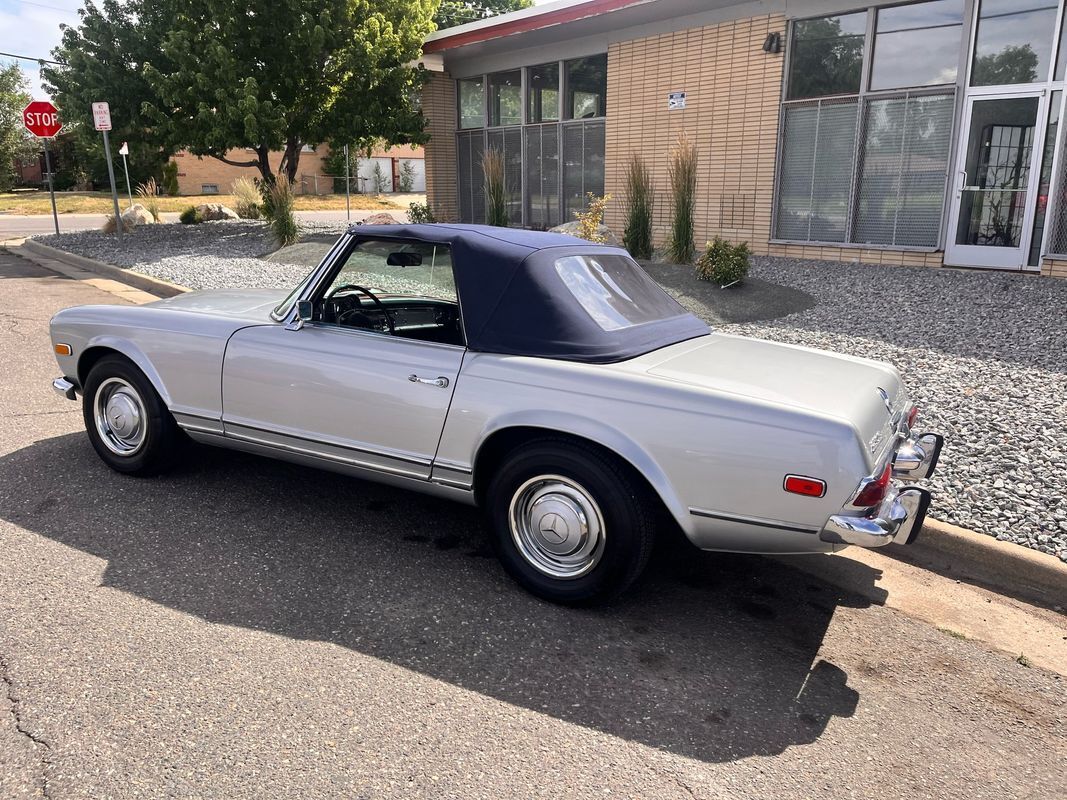 Mercedes-Benz-200-Series-1968-Silver-Blue-18755-10