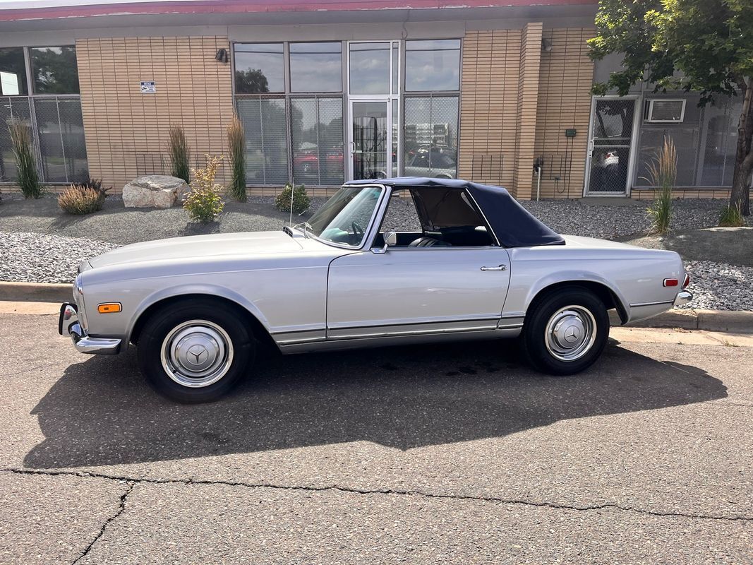 Mercedes-Benz-200-Series-1968-Silver-Blue-18755-14