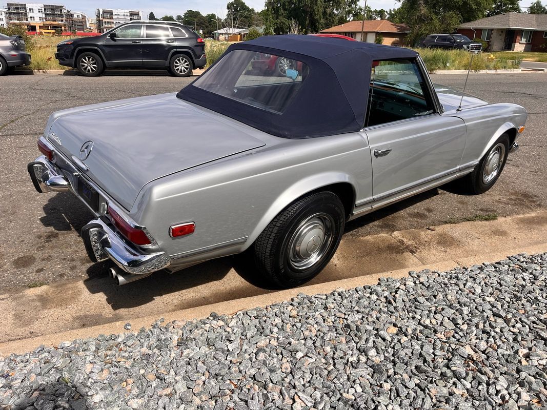 Mercedes-Benz-200-Series-1968-Silver-Blue-18755-31