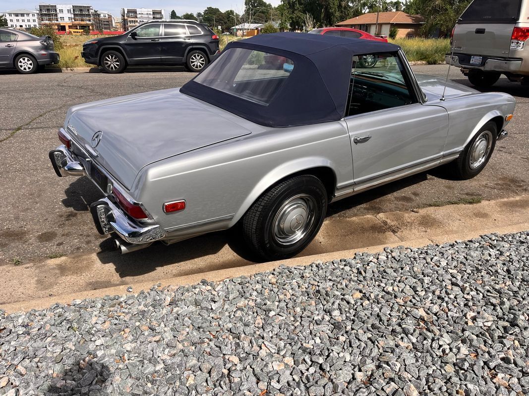 Mercedes-Benz-200-Series-1968-Silver-Blue-18755-32