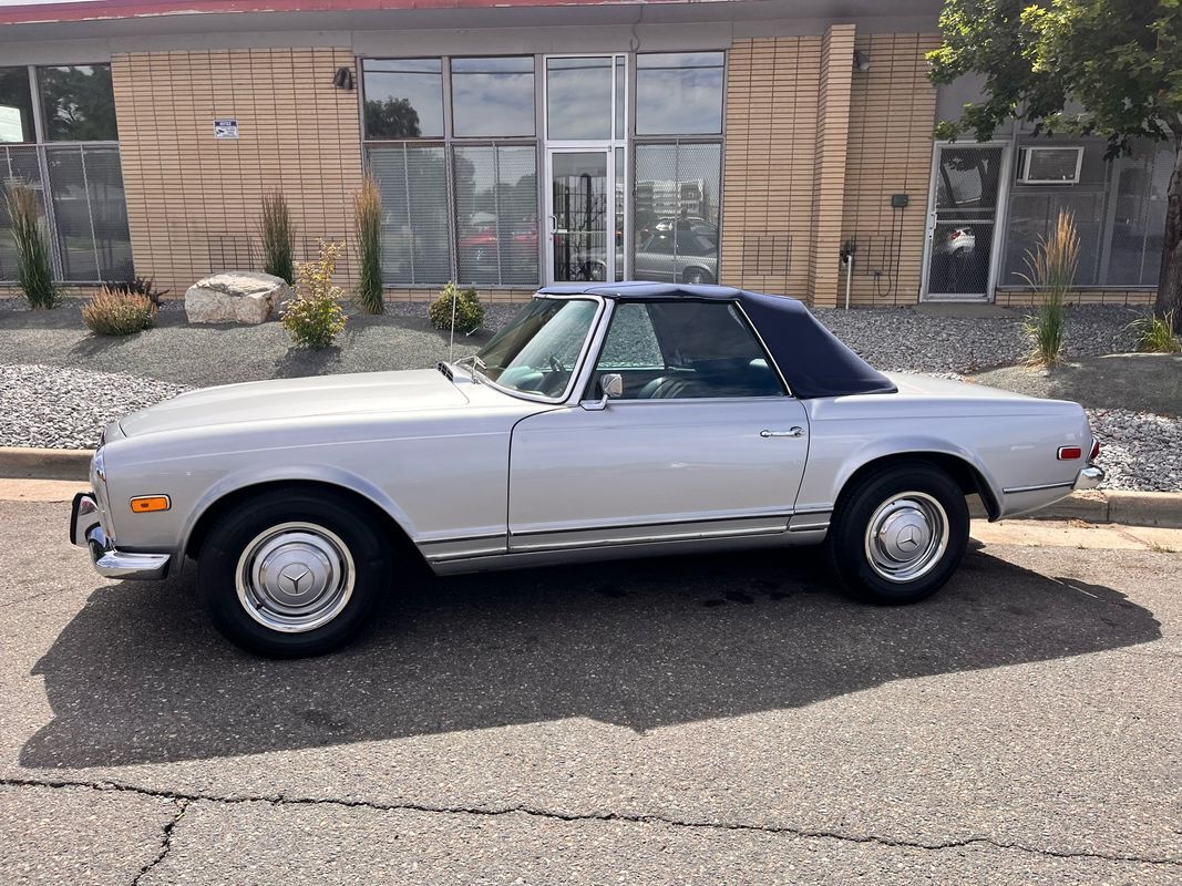 Mercedes-Benz-200-Series-1968-Silver-Blue-18755-35