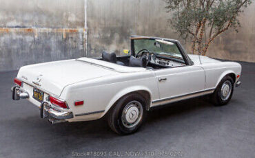 Mercedes-Benz-200-Series-1969-White-Other-Color-0-4