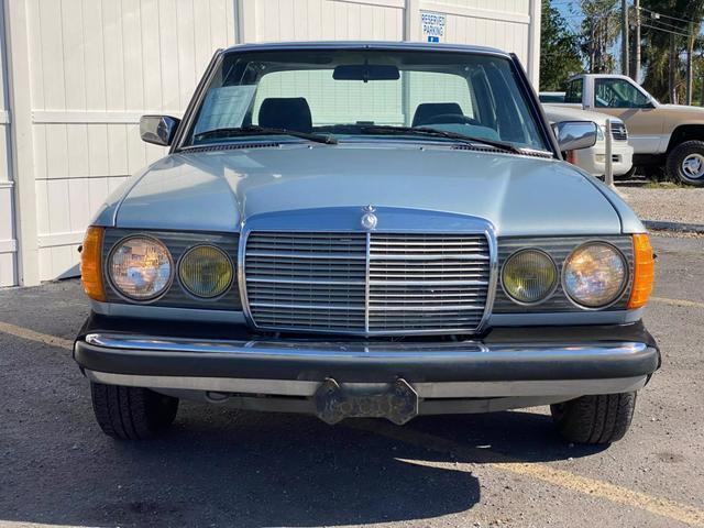 Mercedes-Benz-200-Series-1983-Silver-Gray-192379-10