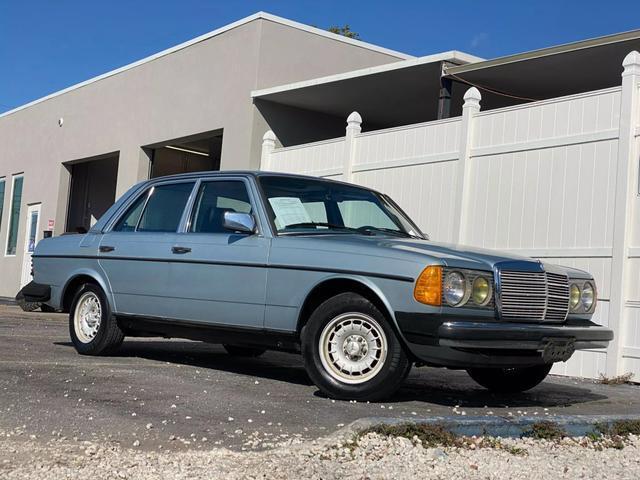 Mercedes-Benz-200-Series-1983-Silver-Gray-192379-5