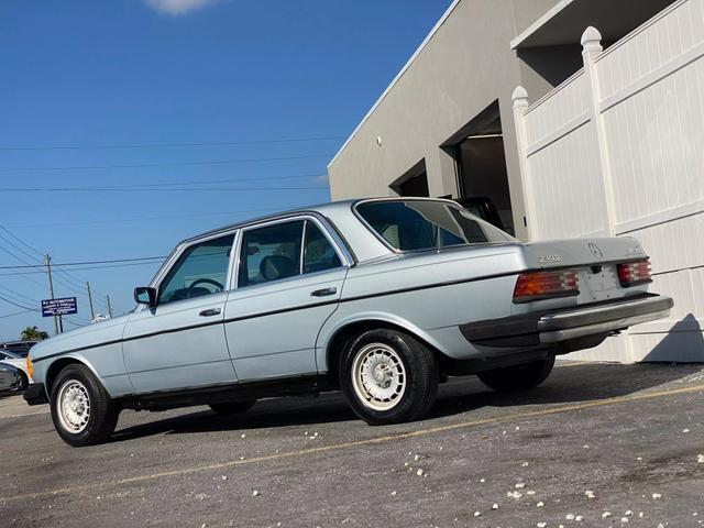 Mercedes-Benz-200-Series-1983-Silver-Gray-192379-6