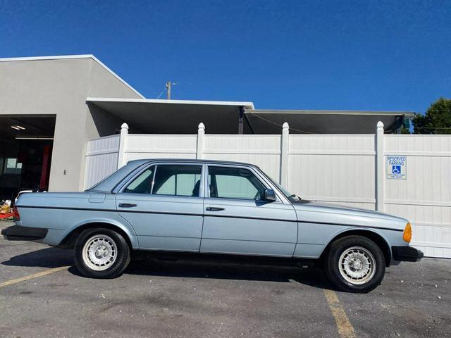 Mercedes-Benz-200-Series-1983-Silver-Gray-192379-9