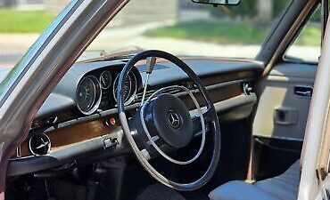 Mercedes-Benz-200-Series-Berline-1968-Gray-Gray-69590-12