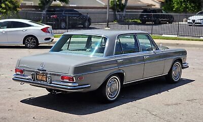 Mercedes-Benz-200-Series-Berline-1968-Gray-Gray-69590-7