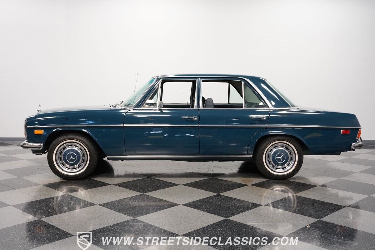 Mercedes-Benz-200-Series-Berline-1970-Blue-Blue-88166-2