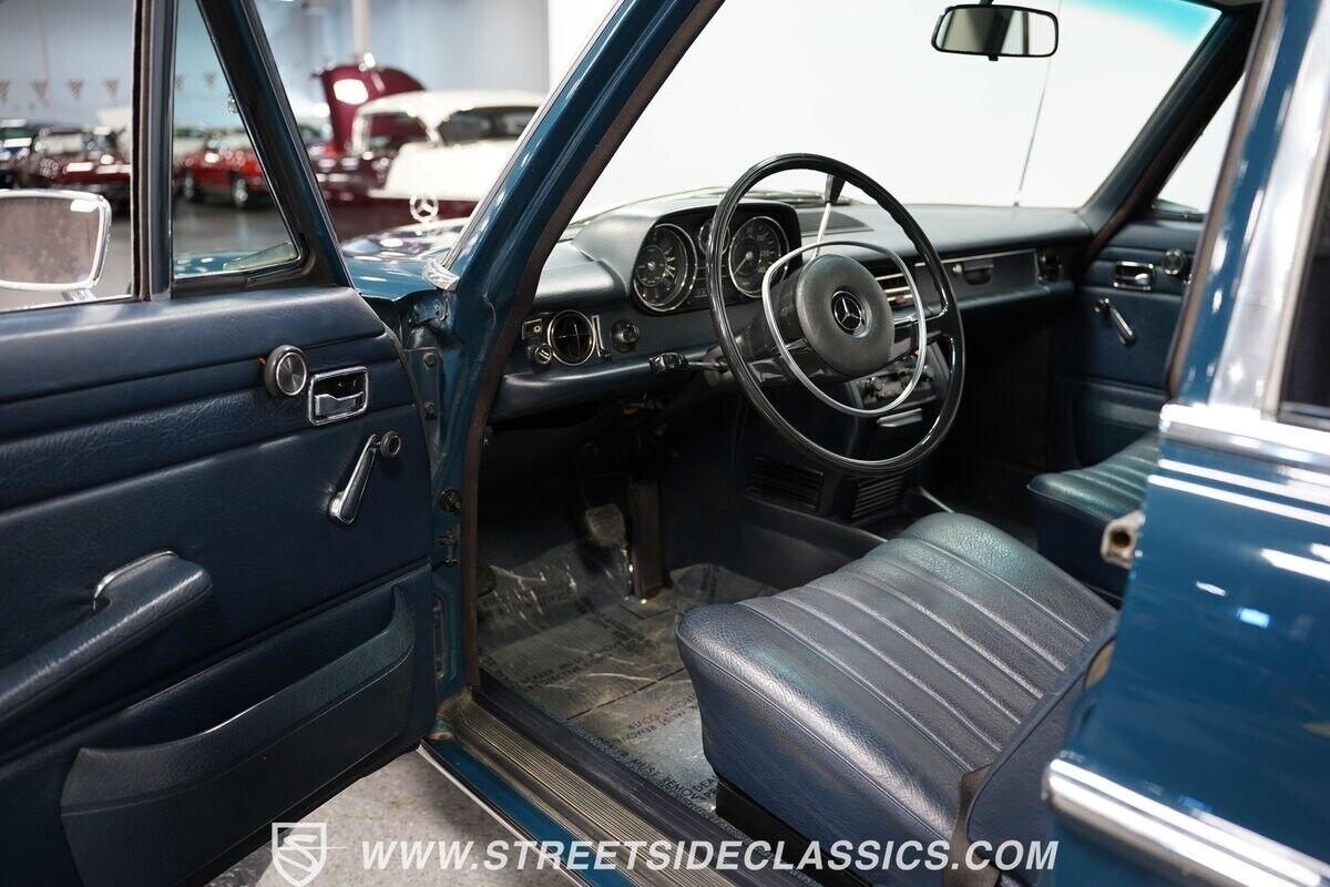 Mercedes-Benz-200-Series-Berline-1970-Blue-Blue-88166-4