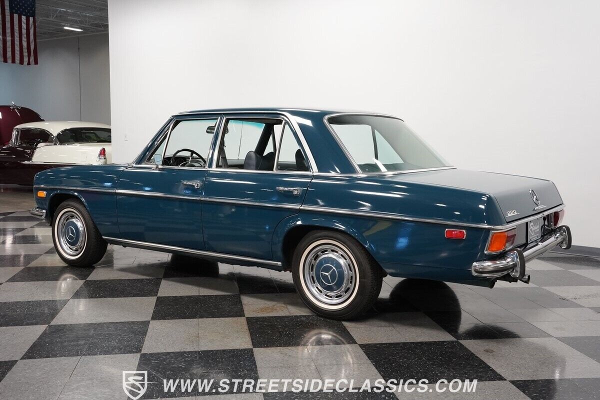 Mercedes-Benz-200-Series-Berline-1970-Blue-Blue-88166-8