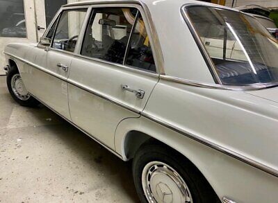 Mercedes-Benz-200-Series-Berline-1972-White-Blue-60400-3