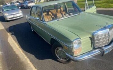 Mercedes-Benz-200-Series-Berline-1973-Green-Tan-125997-1