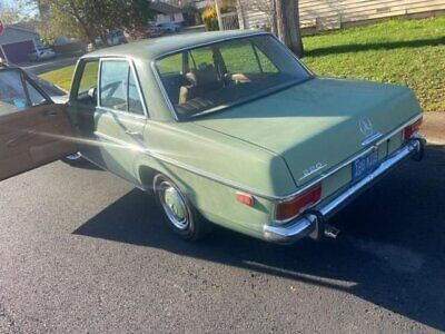 Mercedes-Benz-200-Series-Berline-1973-Green-Tan-125997-3