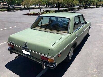 Mercedes-Benz-200-Series-Berline-1973-Green-Tan-125997-5