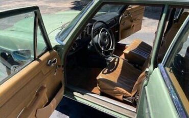 Mercedes-Benz-200-Series-Berline-1973-Green-Tan-125997-7