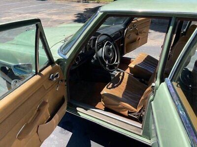 Mercedes-Benz-200-Series-Berline-1973-Green-Tan-125997-7