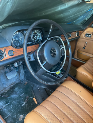 Mercedes-Benz-200-Series-Berline-1973-Green-Tan-150084-6