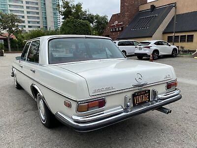 Mercedes-Benz-200-Series-Berline-1973-White-Red-2849-6