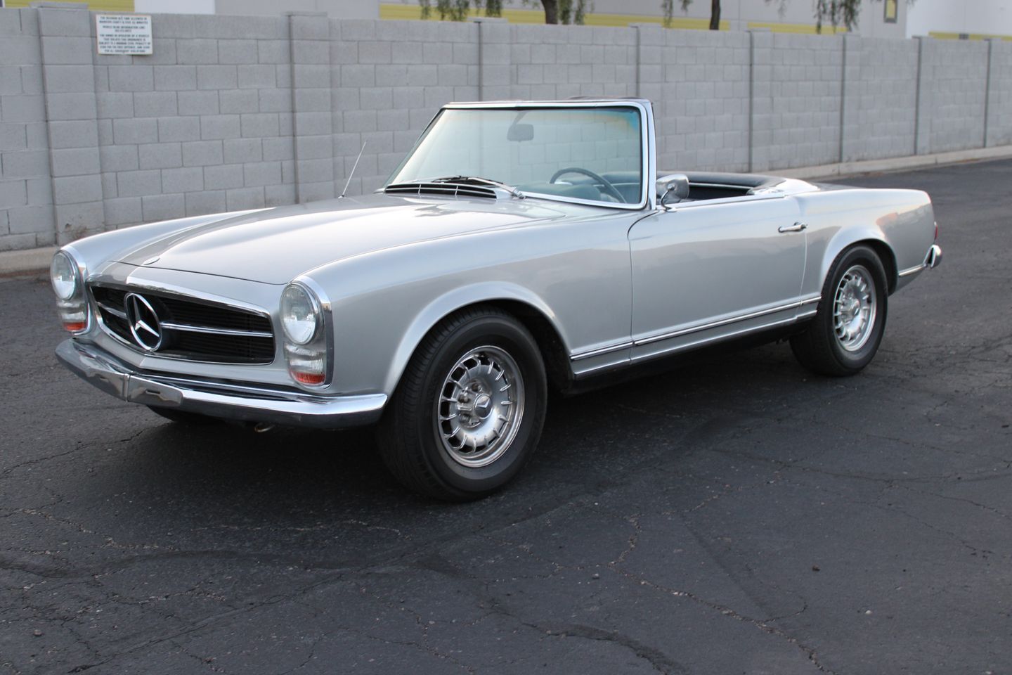 Mercedes-Benz-200-Series-Cabriolet-1967-Silver-Blue-112913-10