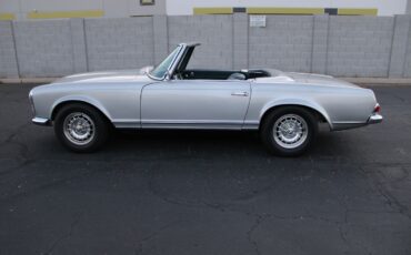 Mercedes-Benz-200-Series-Cabriolet-1967-Silver-Blue-112913-11