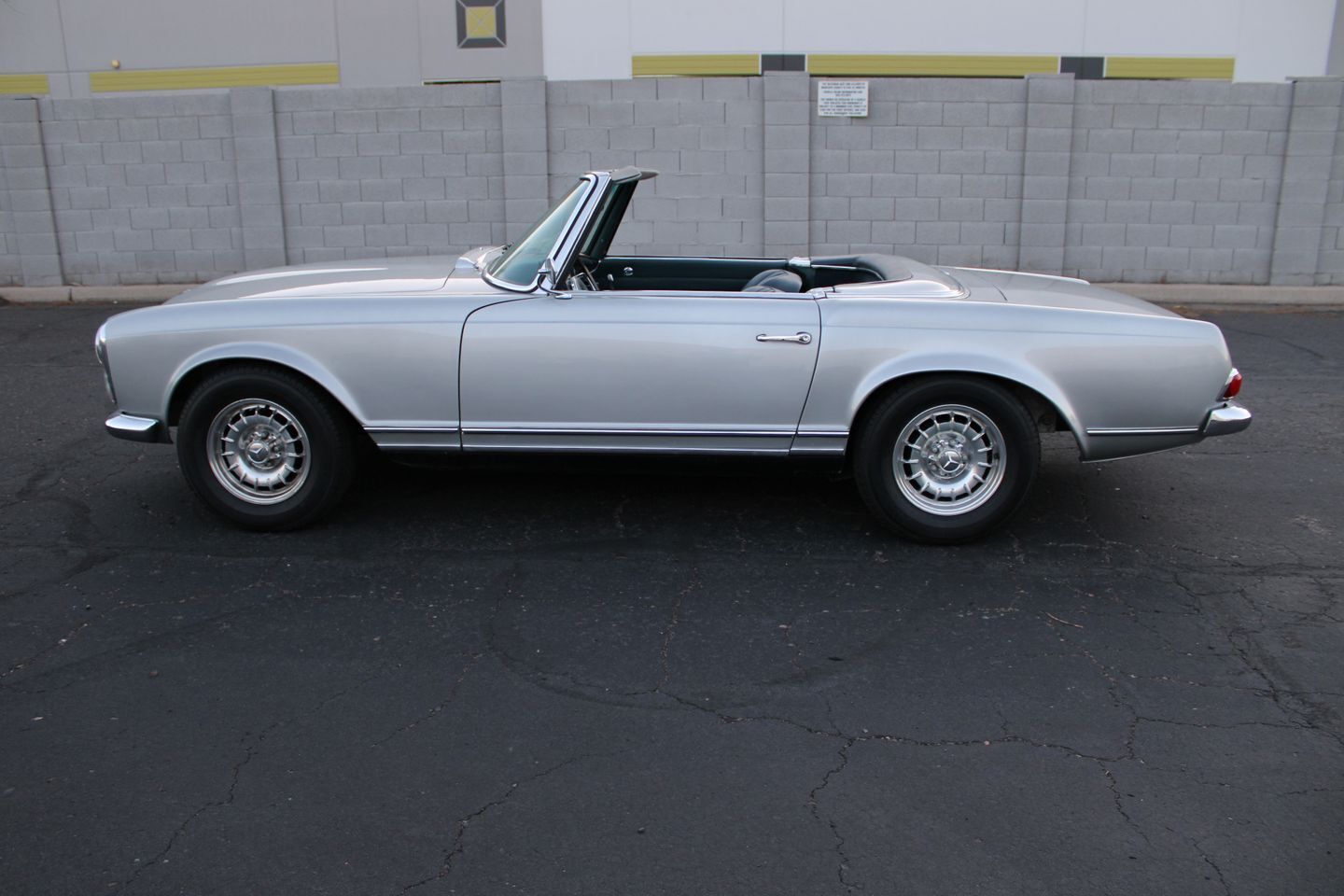 Mercedes-Benz-200-Series-Cabriolet-1967-Silver-Blue-112913-11