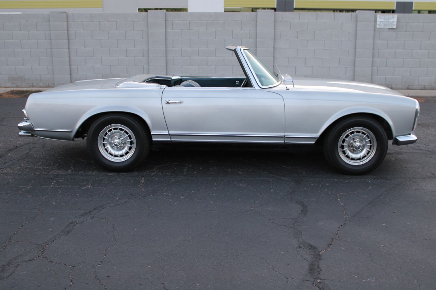 Mercedes-Benz-200-Series-Cabriolet-1967-Silver-Blue-112913-12