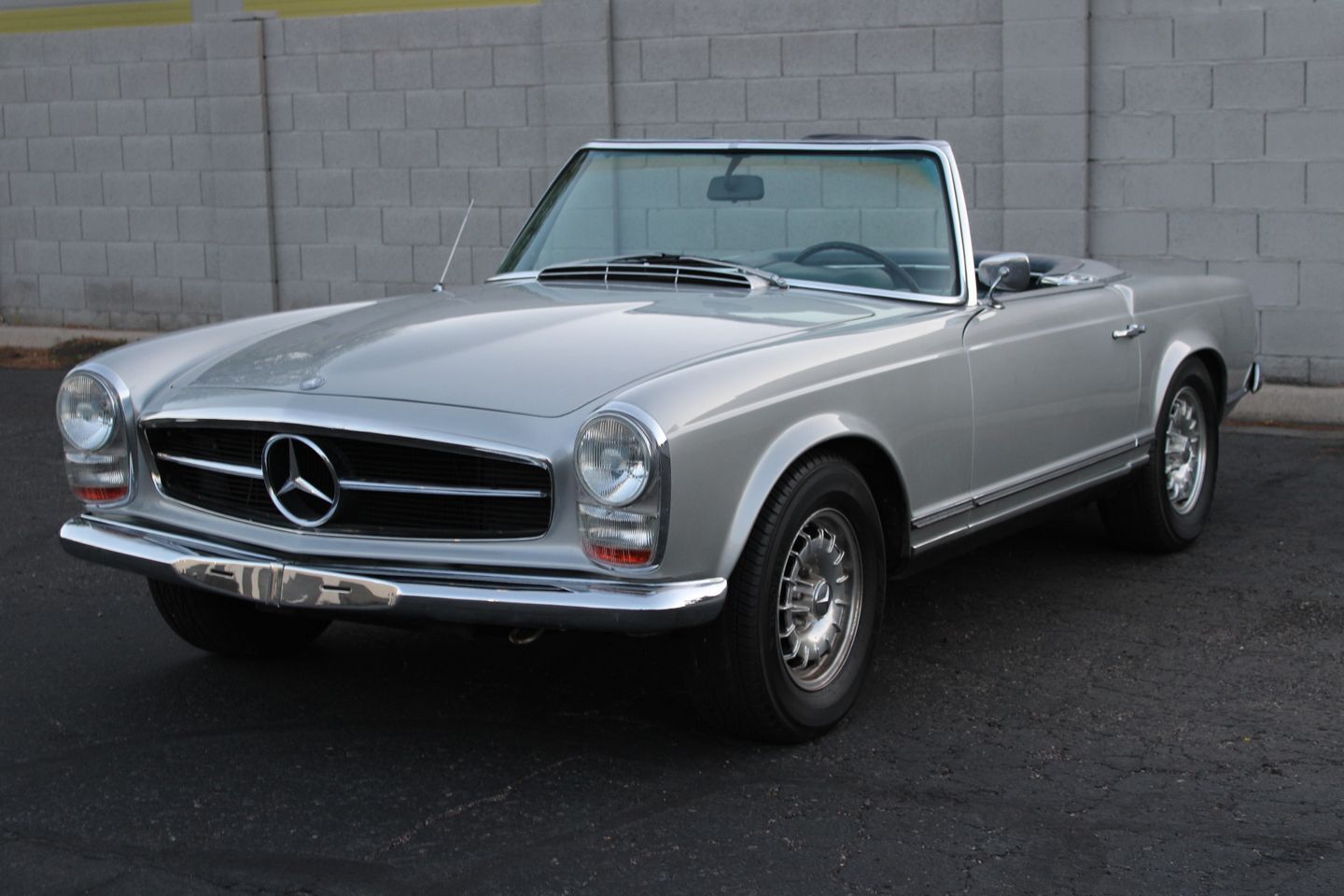 Mercedes-Benz-200-Series-Cabriolet-1967-Silver-Blue-112913-14