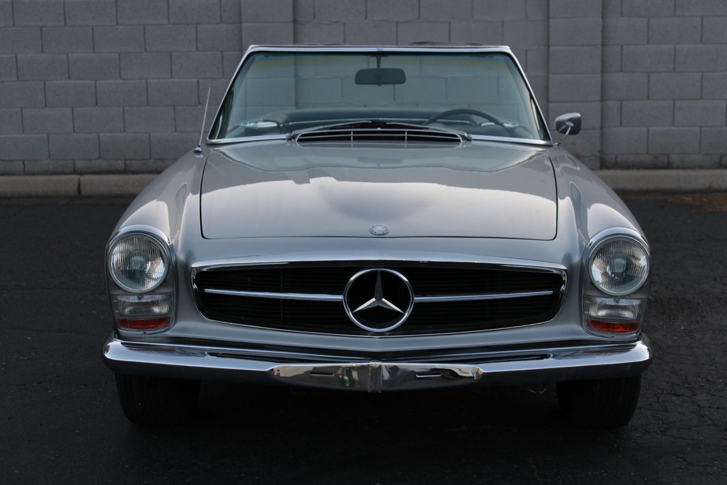 Mercedes-Benz-200-Series-Cabriolet-1967-Silver-Blue-112913-15