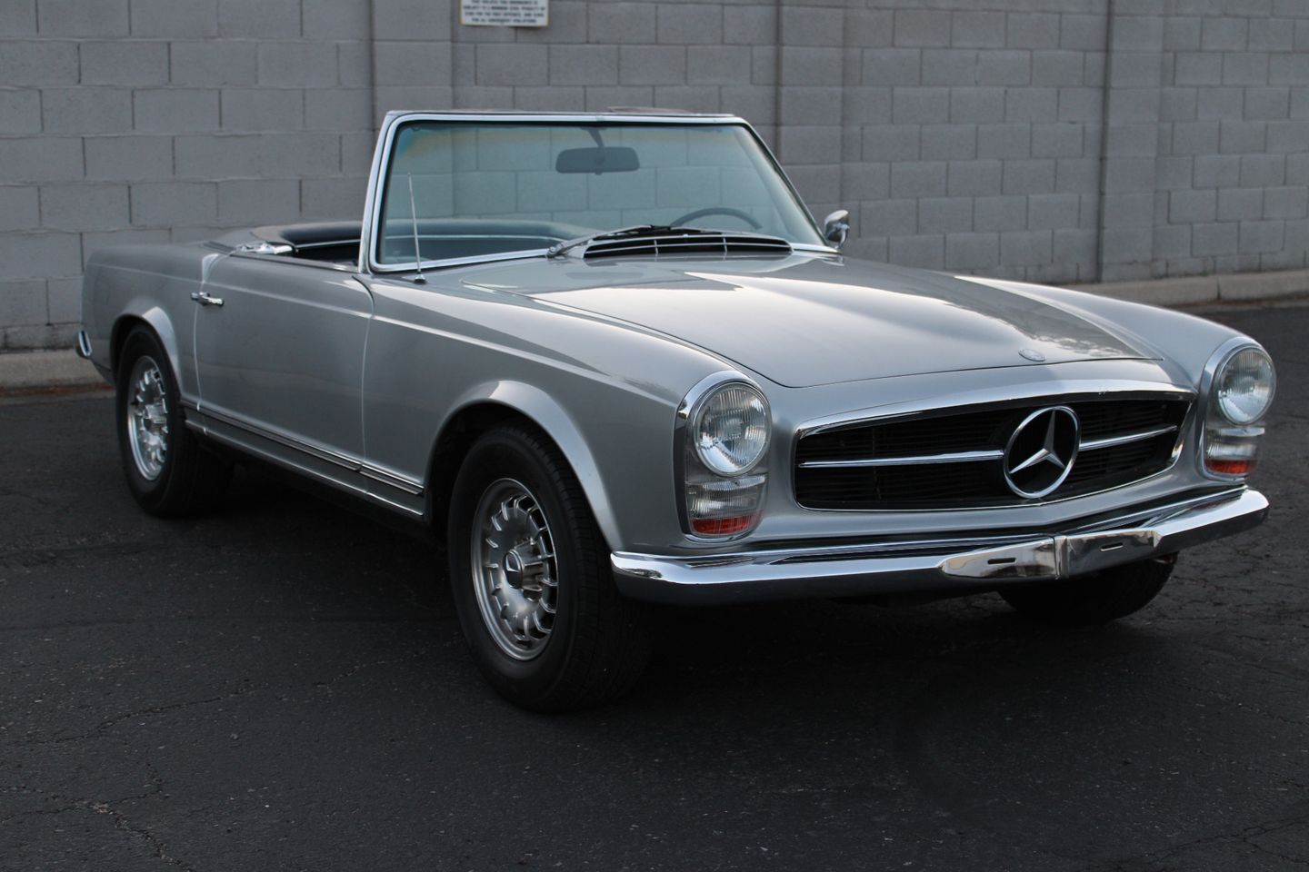 Mercedes-Benz-200-Series-Cabriolet-1967-Silver-Blue-112913-17