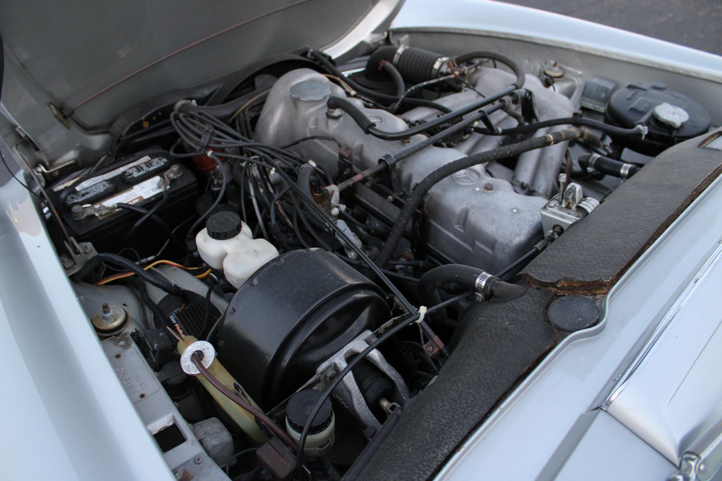 Mercedes-Benz-200-Series-Cabriolet-1967-Silver-Blue-112913-19