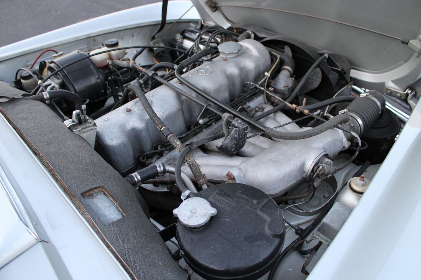 Mercedes-Benz-200-Series-Cabriolet-1967-Silver-Blue-112913-22