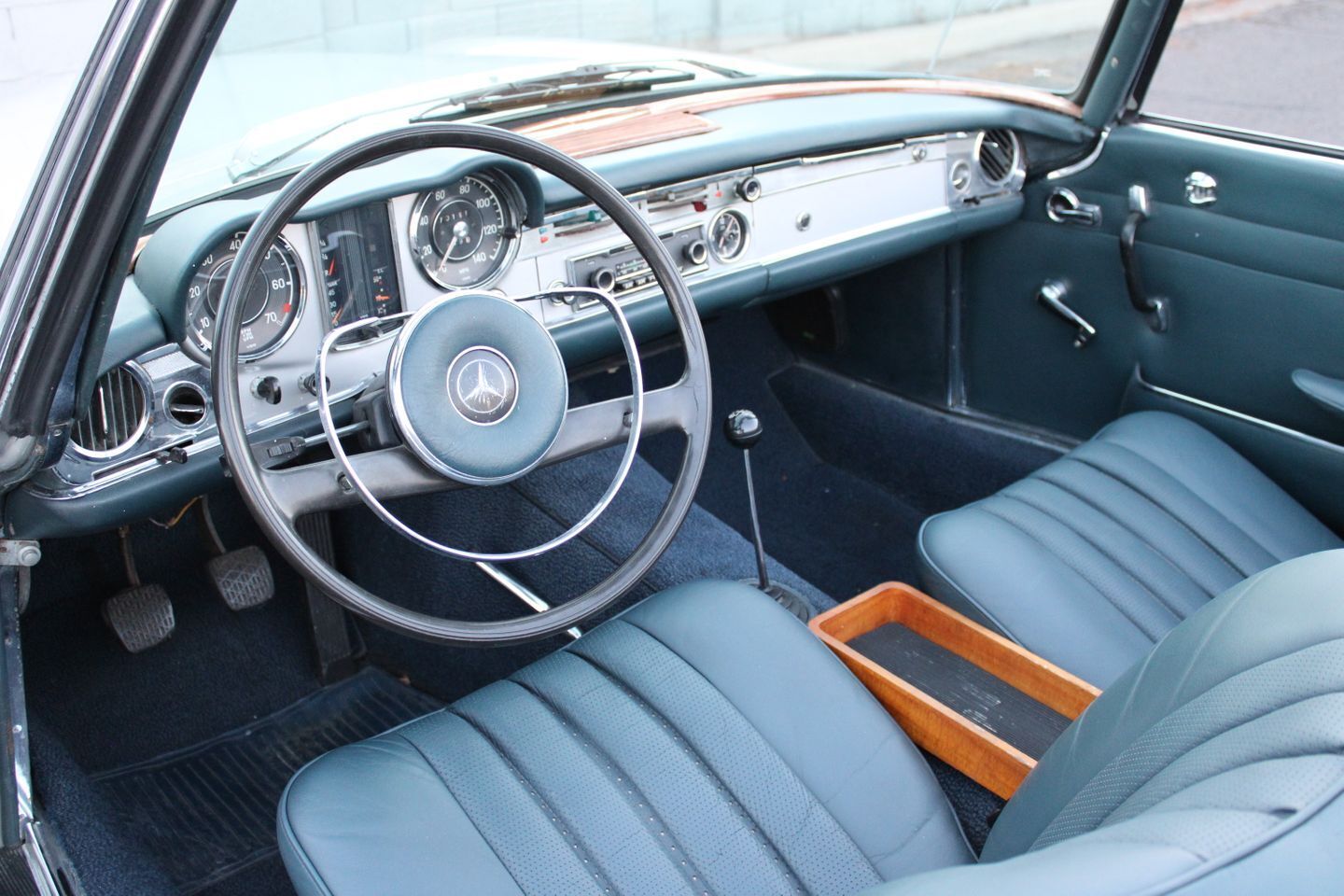 Mercedes-Benz-200-Series-Cabriolet-1967-Silver-Blue-112913-27