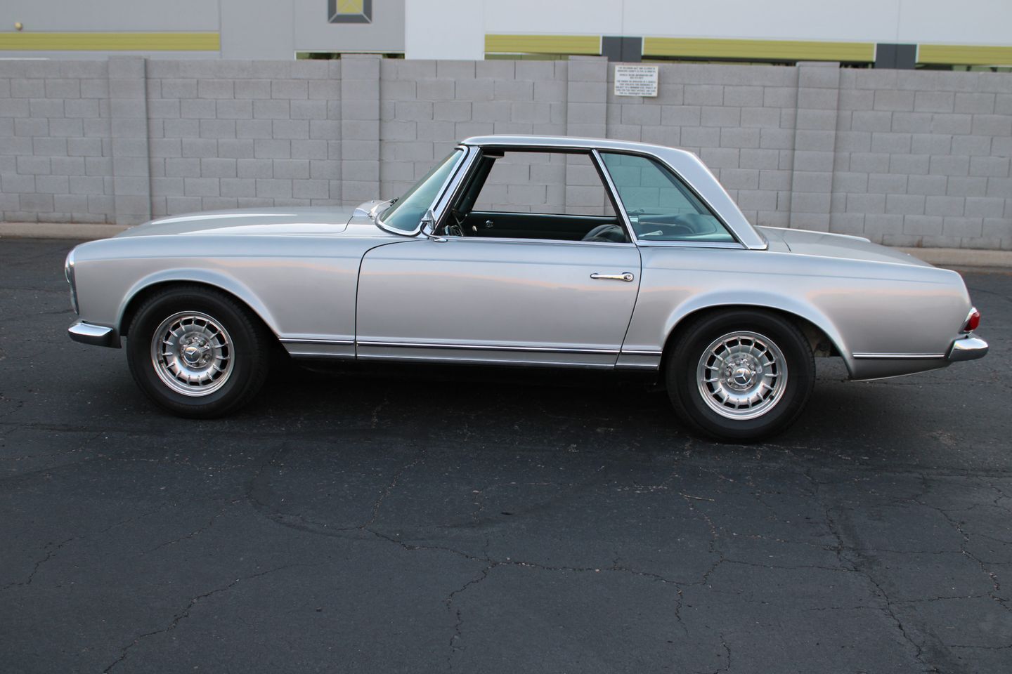 Mercedes-Benz-200-Series-Cabriolet-1967-Silver-Blue-112913-3