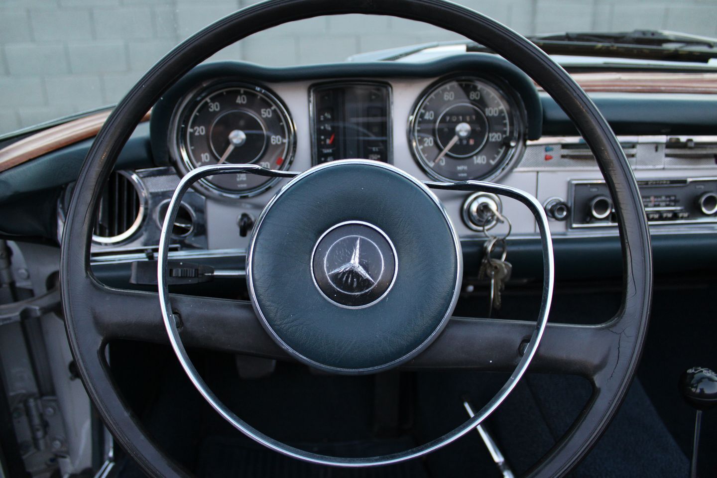 Mercedes-Benz-200-Series-Cabriolet-1967-Silver-Blue-112913-30