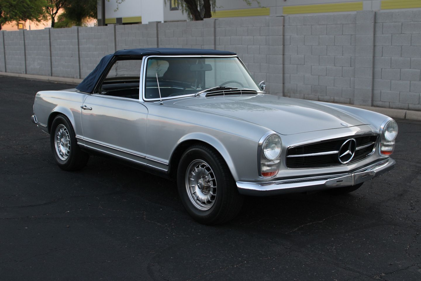 Mercedes-Benz-200-Series-Cabriolet-1967-Silver-Blue-112913-5