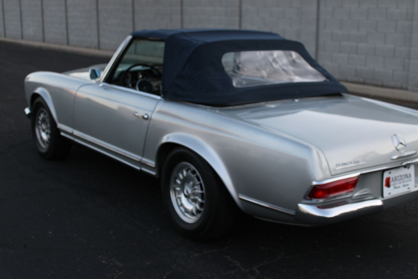 Mercedes-Benz-200-Series-Cabriolet-1967-Silver-Blue-112913-7