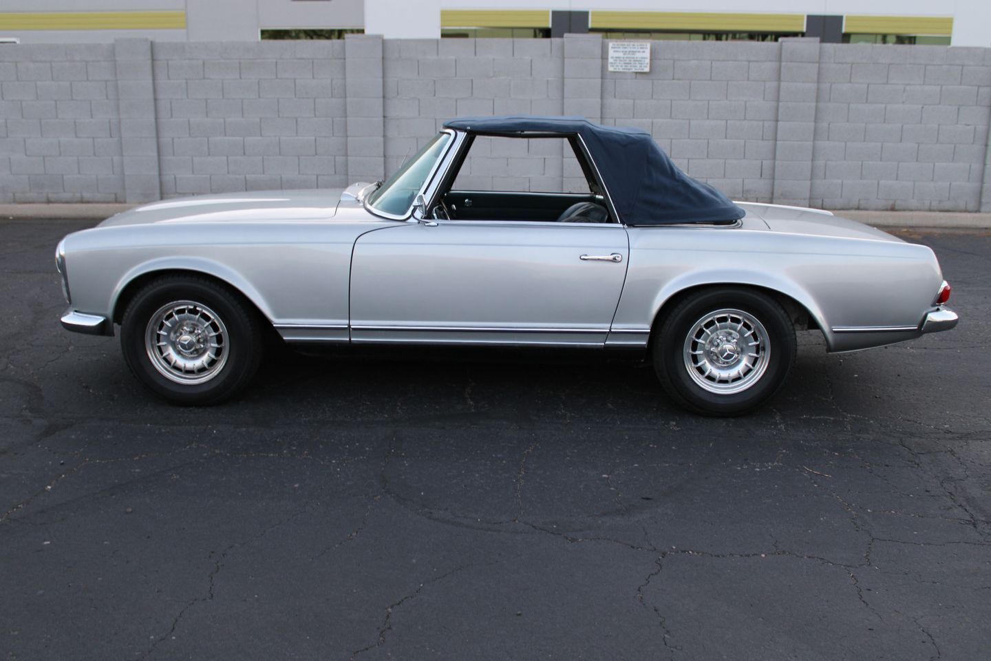 Mercedes-Benz-200-Series-Cabriolet-1967-Silver-Blue-112913-8