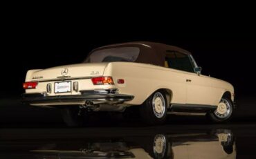 Mercedes-Benz-200-Series-Cabriolet-1971-144157-5