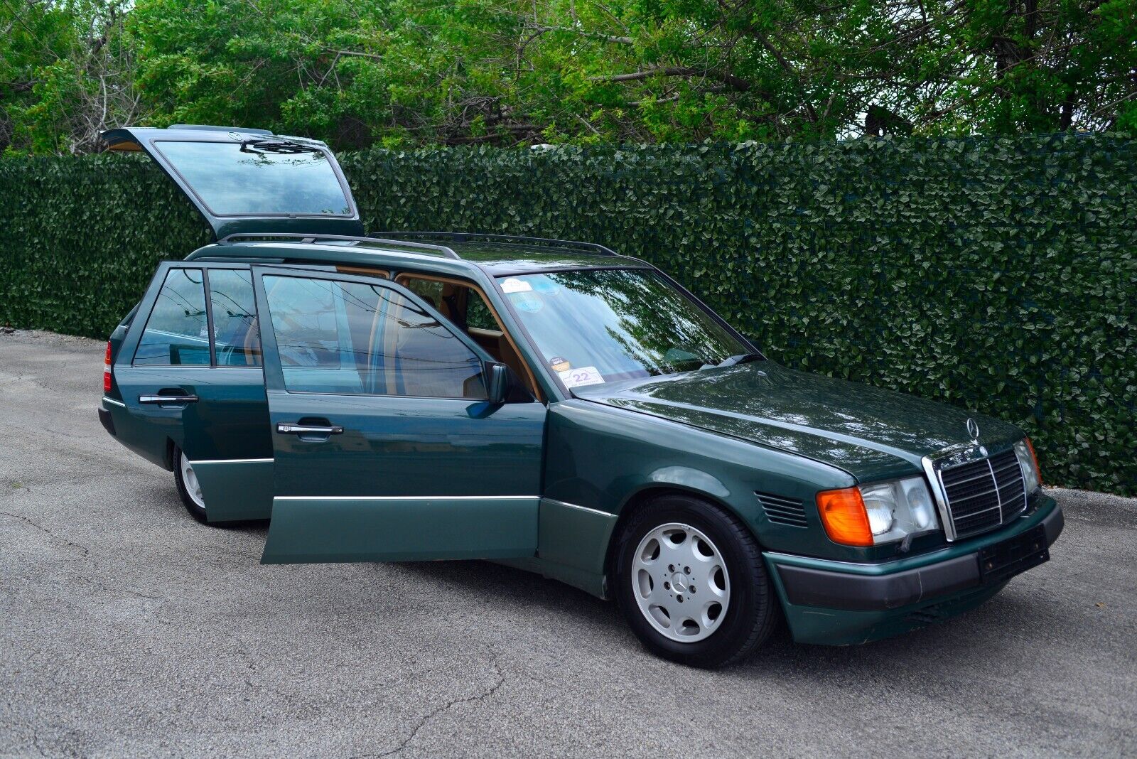 Mercedes-Benz-230-TE-Break-1990-Green-Tan-341020-23