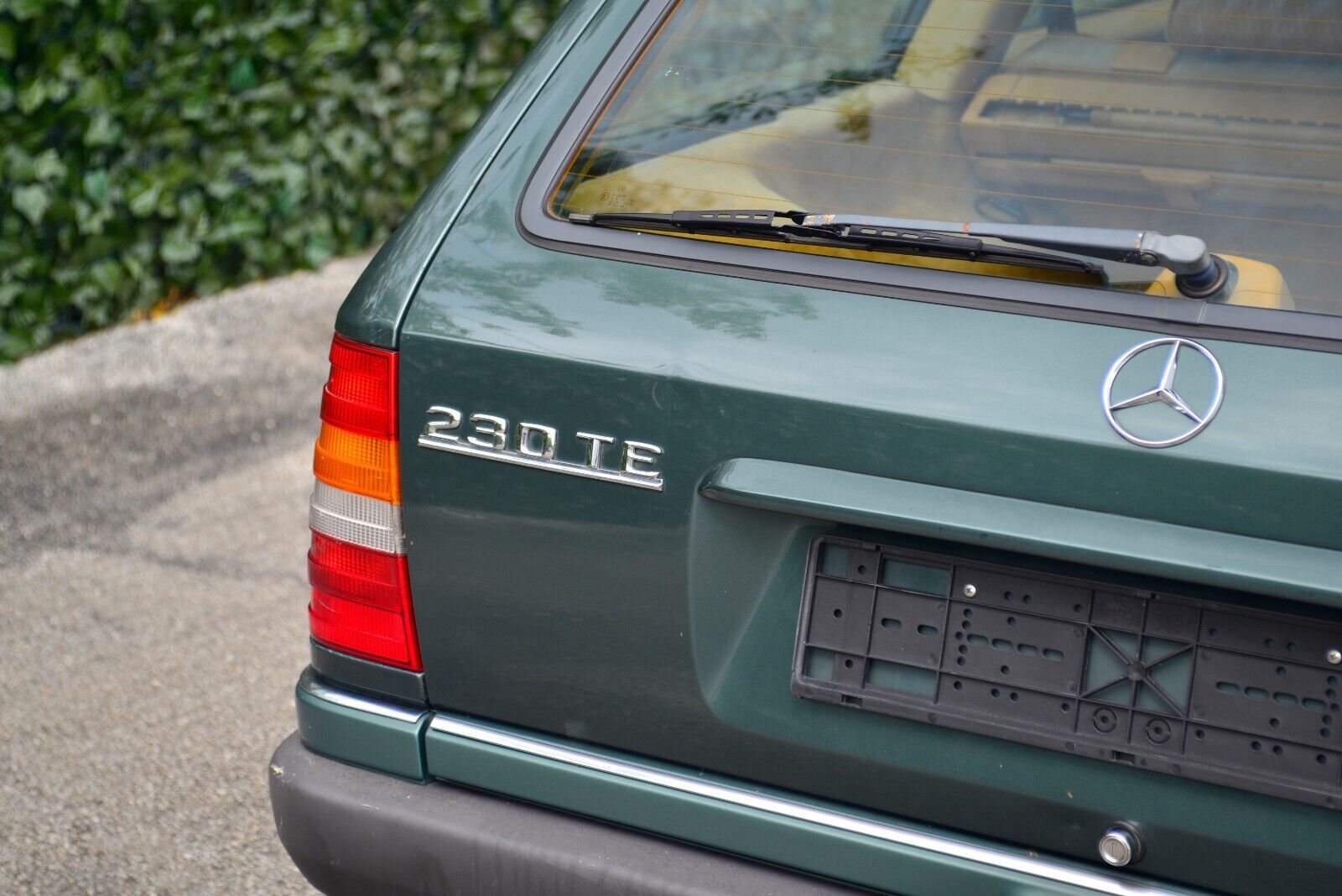 Mercedes-Benz-230-TE-Break-1990-Green-Tan-341020-35